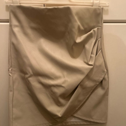 Ecru leatherette skirt like new