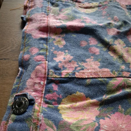 Denim floral vest size M like new, blue and pink