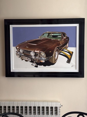 Roz Wilson ακρυλικός πίνακας Aston Martin V8 σε μαύρη κορνίζα