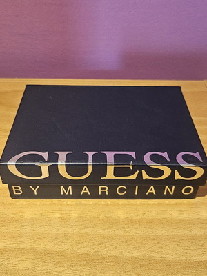 Κουτί Guess σαν καινούργιο, σκληρό χαρτόνι 15x10,5