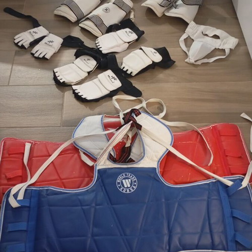 Taekwondo equipment like new, complete sets sizes M and L