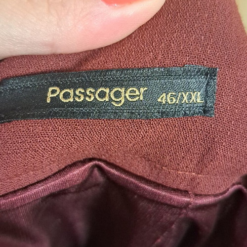 Passager red skirt like new with decorative detail, size 44-46