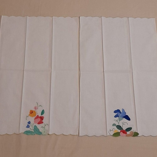 Vintage cotton towels set of 2 with colorful appliqué flowers