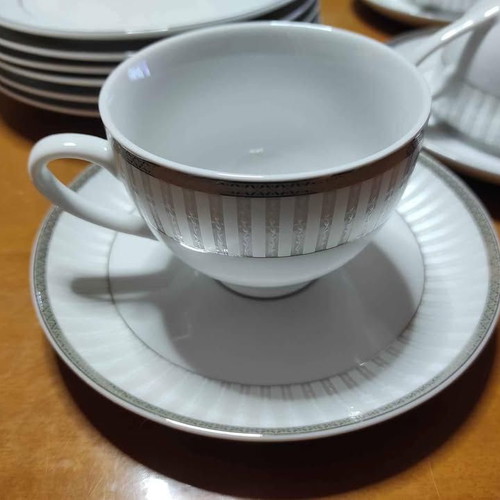 Richmond porcelain serving set used, 28 pieces with 24k platinum decoration