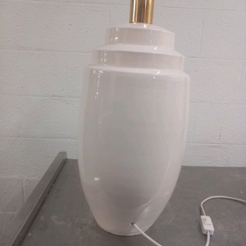 Porcelain table lamps like new, set of 2 with shade