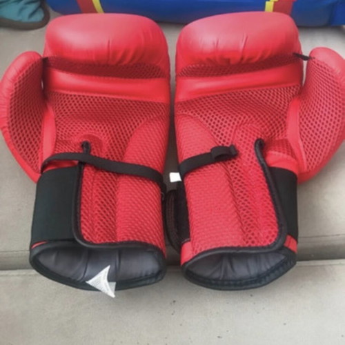 Boxing equipment set like new with gloves and punching bag