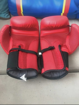 Boxing equipment set like new with gloves and punching bag