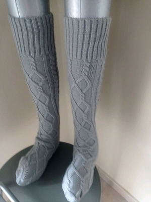 Дълги плетени сиви чорапи като нови с плитка