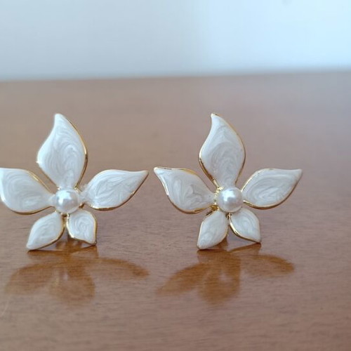 Flower earrings with pearl and white enamel like new