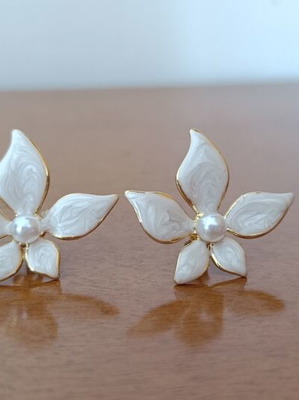 Flower earrings with pearl and white enamel like new