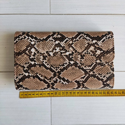 Shoulder bag with snake pattern used, magnetic closure and chain