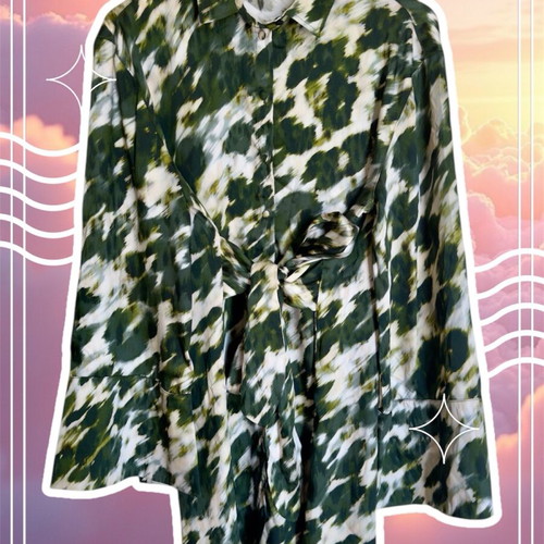 Topshop dress like new with matching belt and bell sleeves green print