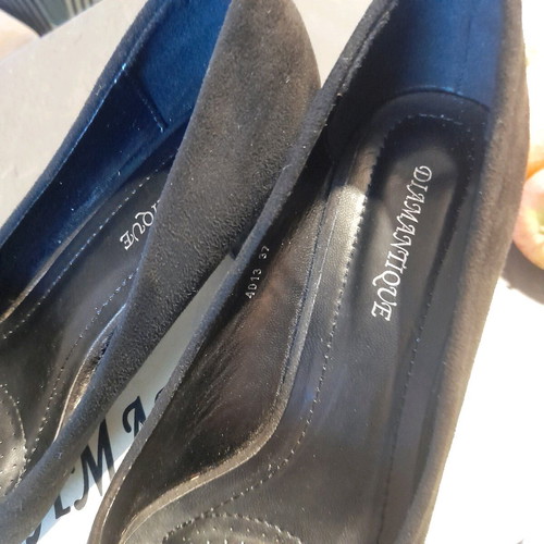 Suede black pumps size 37 like new with medium heel