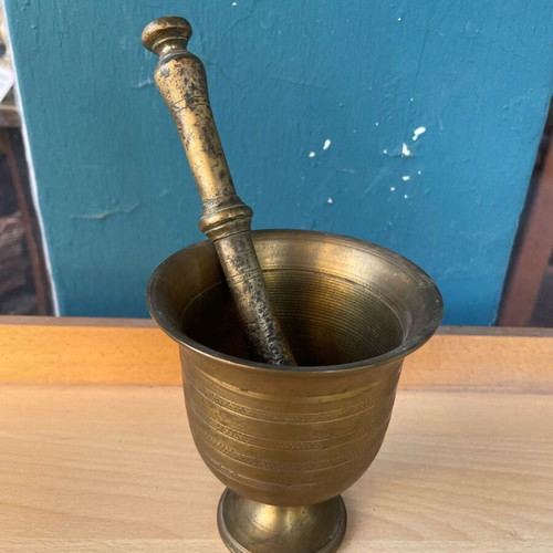 Bronze mortar used with pestle