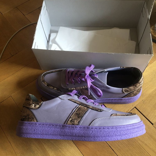 Sneakers new with purple ornaments, size 40