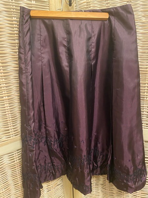 Balloon skirt purple like new, shiny fabric with embroidery and sequins
