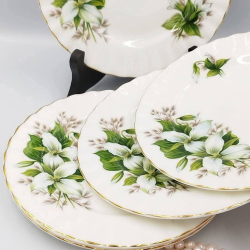 Royal Albert Trillium English cake plates like new, bone china set of 6