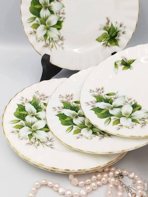 Royal Albert Trillium English cake plates like new, bone china set of 6