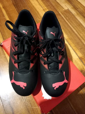 Детски футболни обувки Puma нови, размер 36, черно-червени