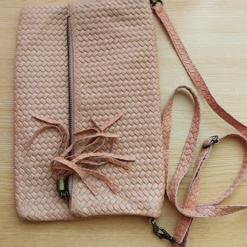 Pink shoulder bag used with braided texture, clutch style