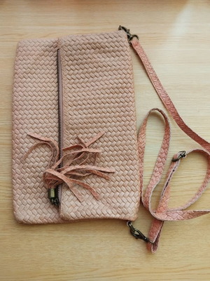 Pink shoulder bag used with braided texture, clutch style