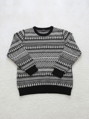 Pull & Bear sweater used, size Large, black and white