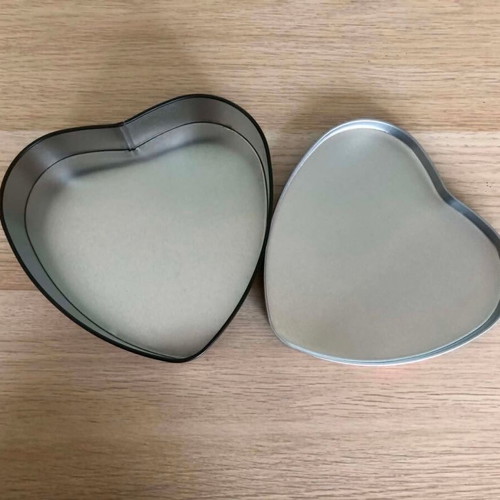 Metal storage box heart-shaped Violanta like new