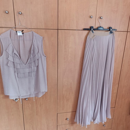 BCBGMAXAZRIA clothing set with pleated maxi skirt and matching top, like new, size small