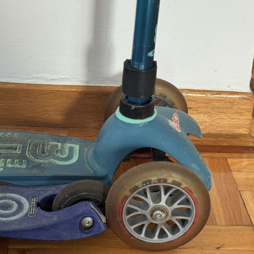 Mini Micro 3in1 Deluxe scooter used with removable seat and adjustable handlebar