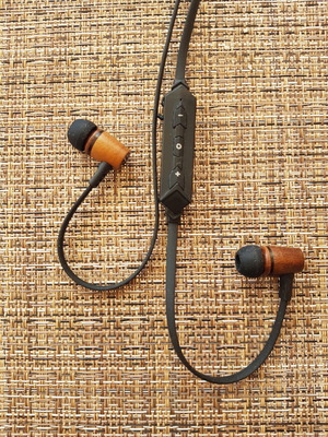 Kruger&Matz Bluetooth headphone with wooden body like new