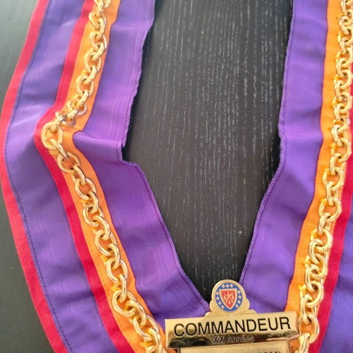 Medal with purple ribbon used, CPMMANDEUR distinction of CHAINE DES ROTISSEURS