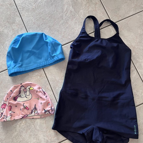 Girls' swimsuit size 4 with 2 swimming caps like new