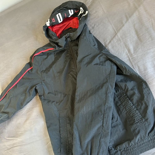Jordan windbreaker unisex, like new, black and red, size L