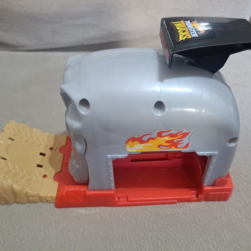 Hot Wheels Monster Trucks Bone Shaker launcher set like new