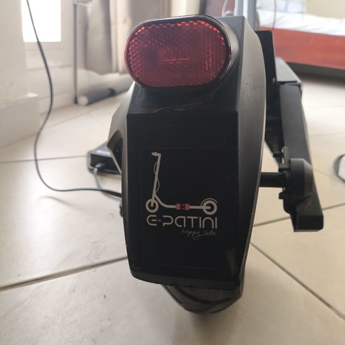 Navee S40 electric scooter like new with security chain