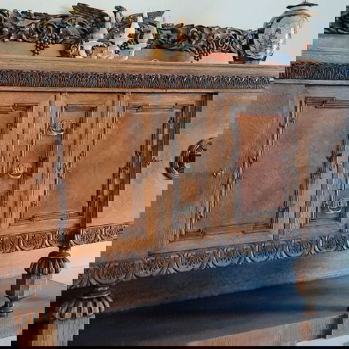 Βασιλική τραπεζαρία μεταχειρισμένη 11 κομματιών με μοναστηριακό τραπέζι και σκαλιστούς μπουφέδες