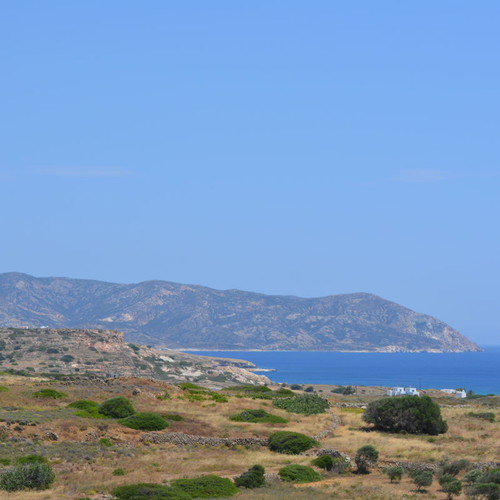 Οικόπεδο 6.400 τ.μ. στην Κίμωλο με θέα θάλασσα, οικοδομήσιμο
