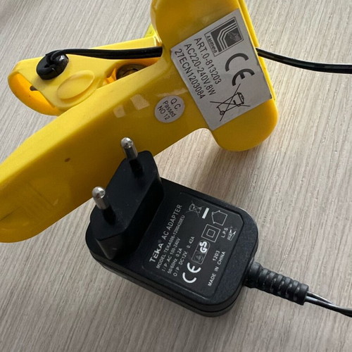 Lamp with clip and flexible arm like new, yellow