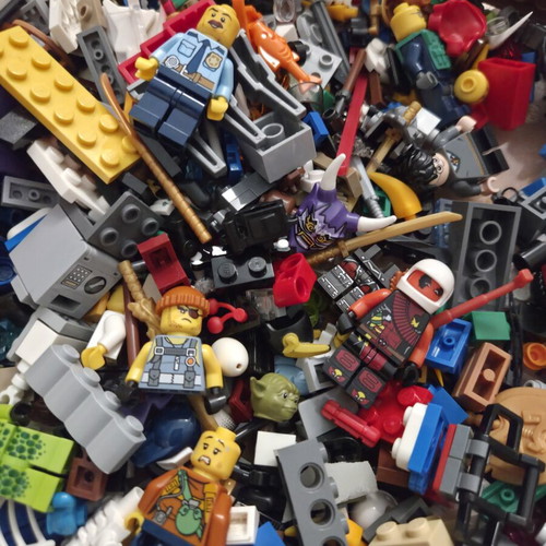 Lego pieces and figures used, 1,100 grams