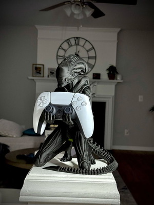 Alien Controller Stand for Xbox and PS5