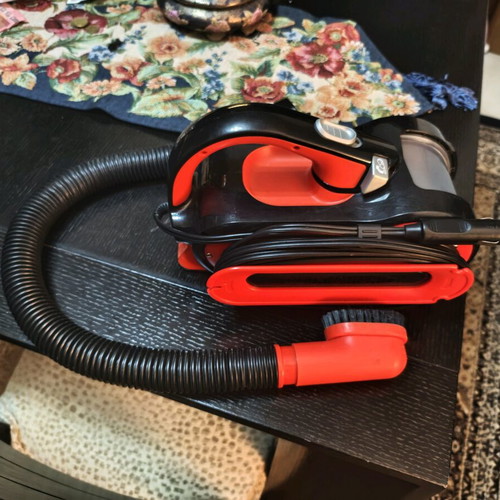 Black & Decker Dustbuster Pivot 12V car vacuum cleaner used