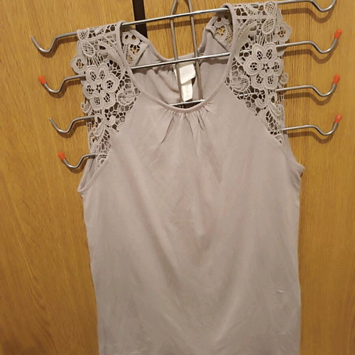 H&M sleeveless blouse beige like new with lace shoulders