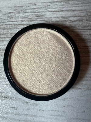 New shimmering highlighter with golden particles