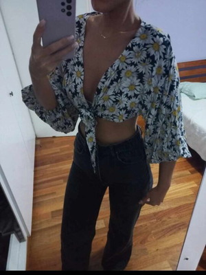 Crop top with daisies new Tatiane de Freitas