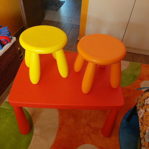 Children's table with two stools like new