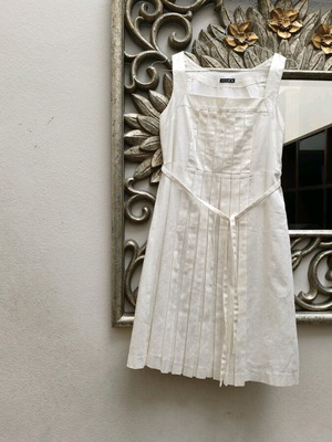 Sleeveless dress like new, white brocade with belt