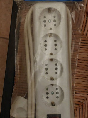 Πολύπριζα 3 και 4 θέσεων με διακόπτη λευκά, καινούργια