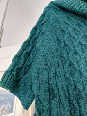Knit dress used, green cypress color, short sleeves, one size