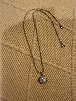 Necklace with Silver Chain and Hanging Pearl on Round Base like new