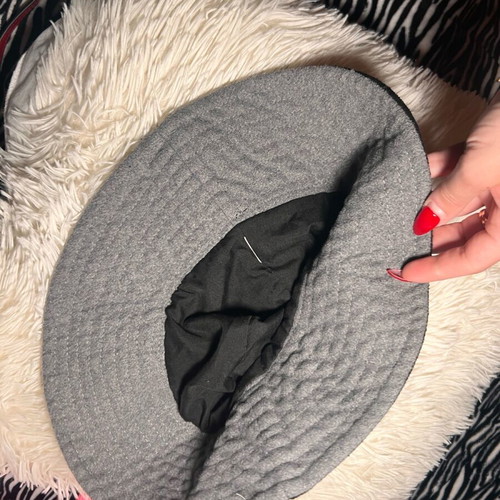 Reversible hat like new, round shape